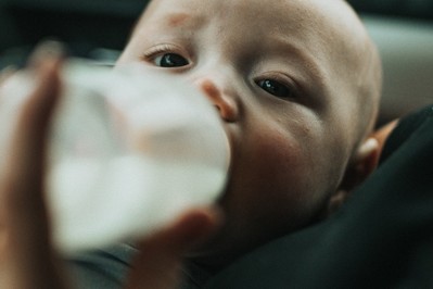 Niemowlęta mogą wypijać mikroplastik z mlekiem w plastikowych butelkach! BADANIA