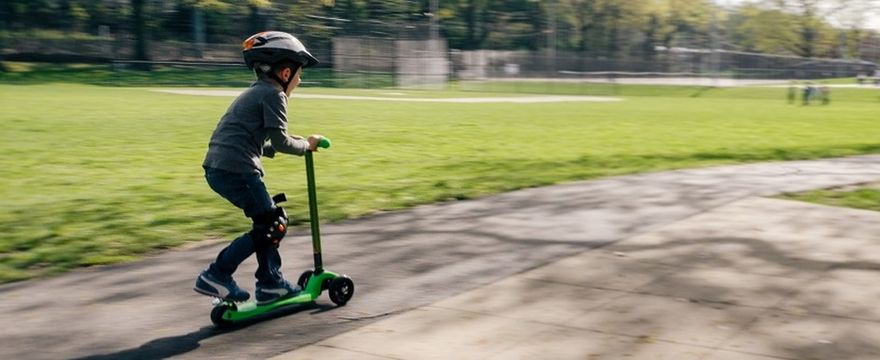 Dziecko jeździ na hulajnodze? Może dostać 1500 zł mandatu za brak karty rowerowej