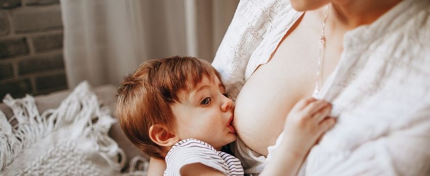 Jak po porodzie pobudzić laktację domowymi metodami? RADZIMY