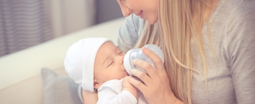 Jak wybrać pierwszą butelkę? Poradnik mamy karmiącej