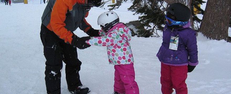 Nauka jazdy na nartach – jak i kiedy zacząć uczyć dziecko?