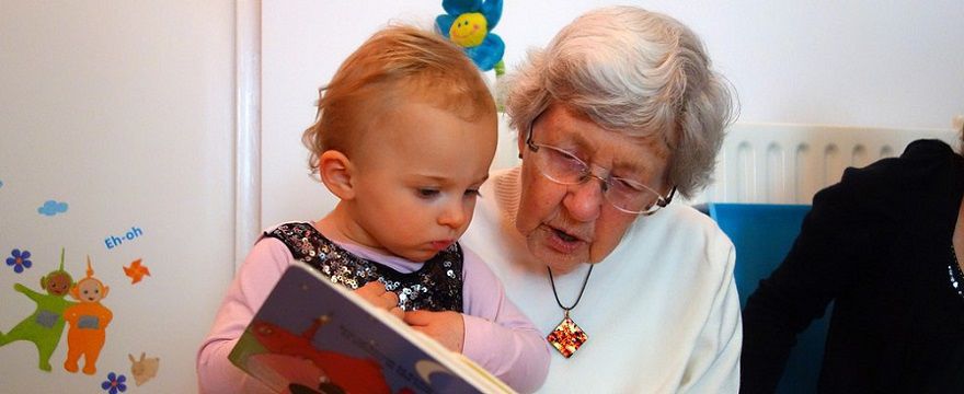 Babcia na etacie jako niania własnego wnuka. Czy to dobre rozwiązanie?