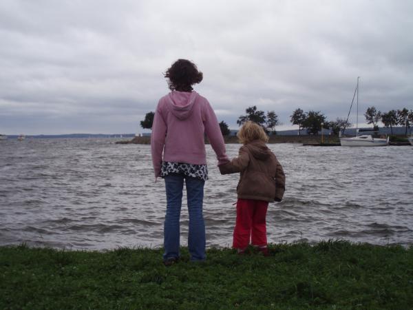 Zuzka z Baśką na plaży. Zimny lipiec.