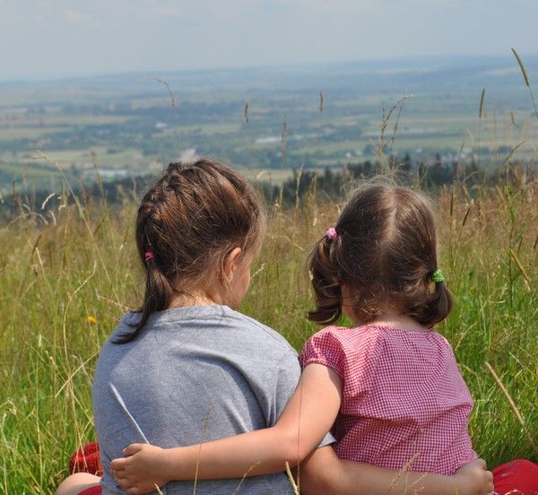 Przyjaźń to patrzeć w tym samym kierunku, mieć wspólne sekrety, marzenia i trwać przy sobie mimo, iż świat wokół się zmienia 