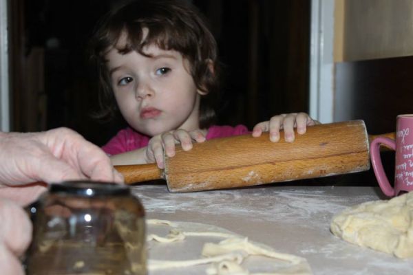 prawnuczka z prababcią podczas przygotowań do Świąt